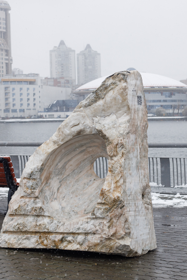 Скульптура «Поющий камень» на набережной у Драмтеатра
