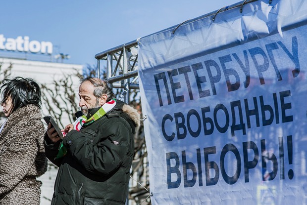 Нападения, очереди и фейковые кандидаты: Что происходит с муниципальными выборами в Петербурге