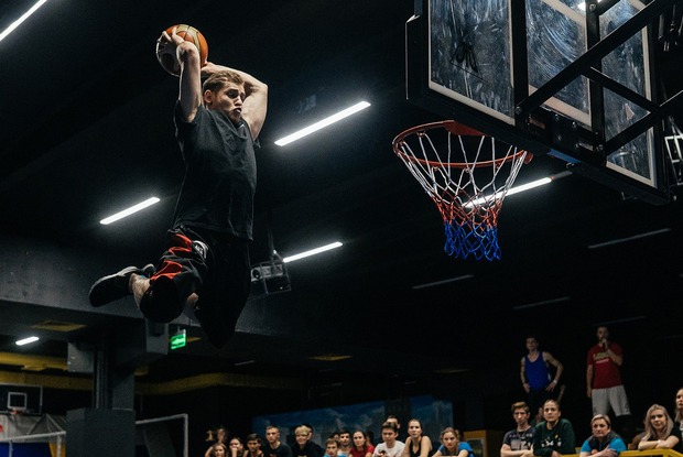 Ночь батутов в Краснодаре: Полеты на тарзанке, соревнования на скалодроме