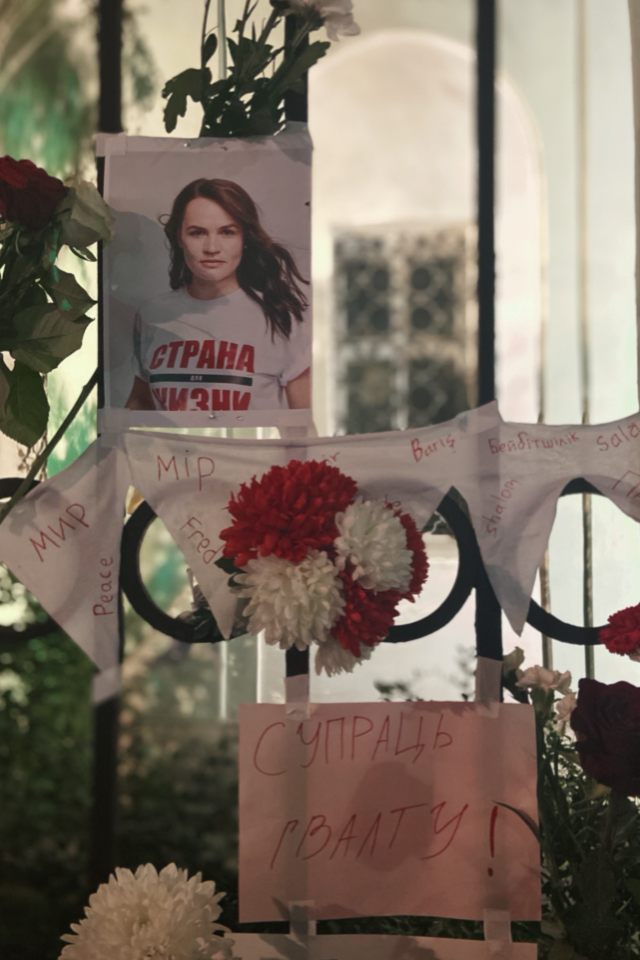 «Цепи солидарности» с белорусками в Москве и Петербурге