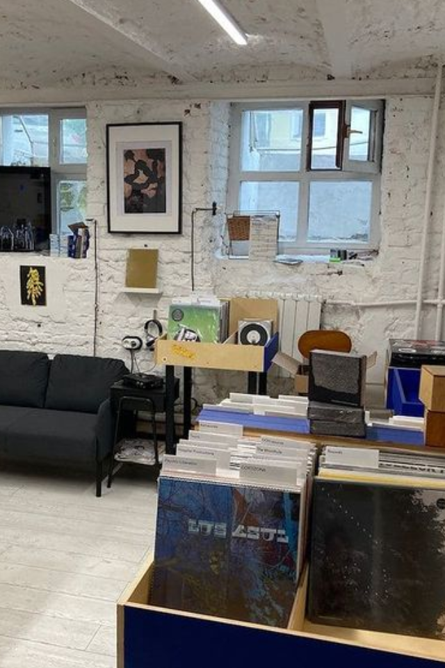 Музыкальный магазин Stellage, лейбл CANT и издательство «ШУМ» открыли общее пространство в Москве