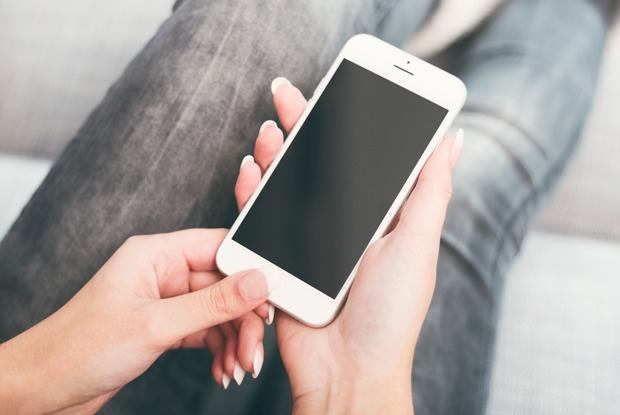 Дезинфицировать экран смартфона