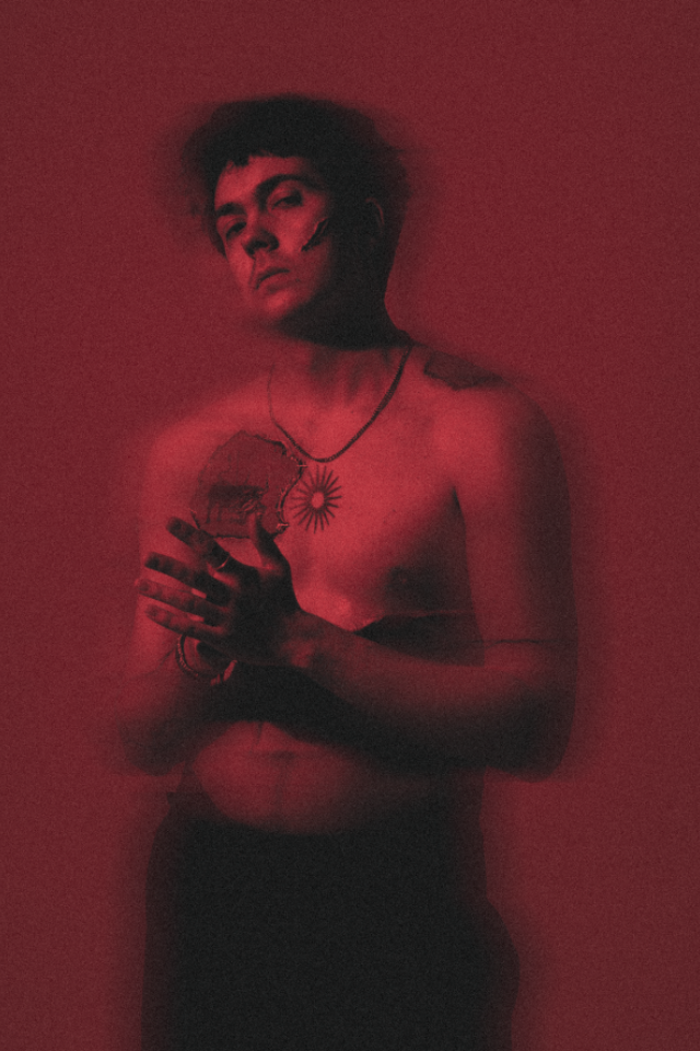 Потрепанные спортзалы и старые маршрутки в клипе «Тимы ищет свет» с его нового альбома