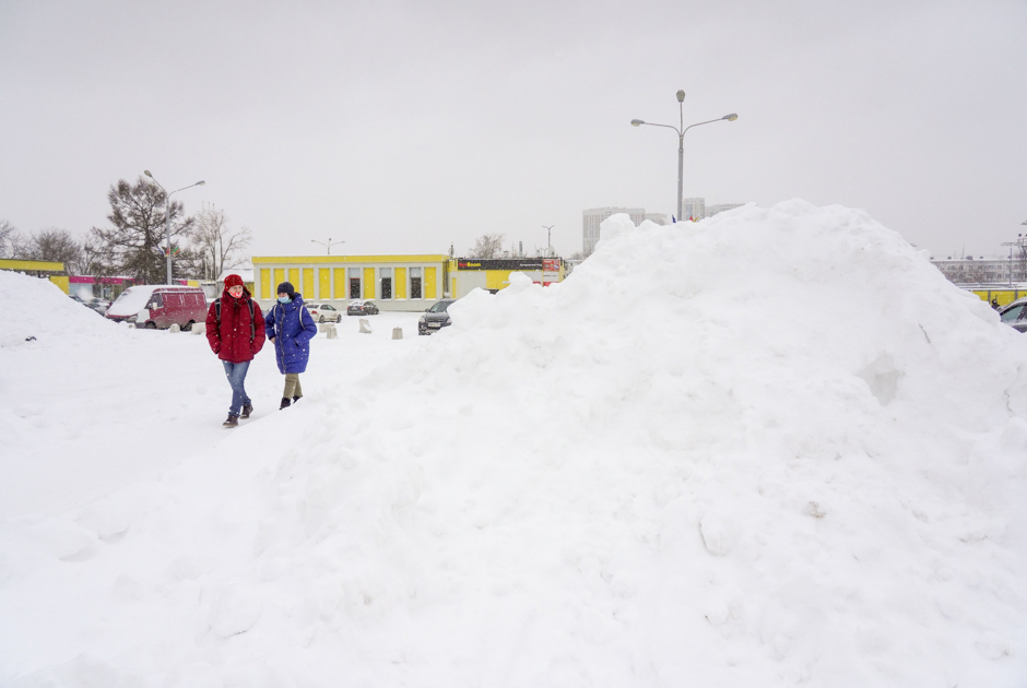 В Москве выпало рекордное с 1973 года количество снега. Местами сугробы выше полуметра