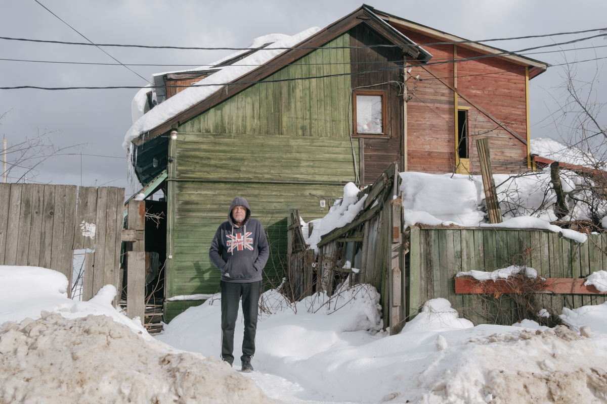 В Мытищах ради дороги хотели снести дом. Двое жителей отказались уезжать, и теперь машины ездят в сантиметрах от их окна