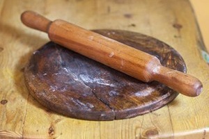 Индийские скалка и деревянная доска повара Оба из «Москва-Дели»