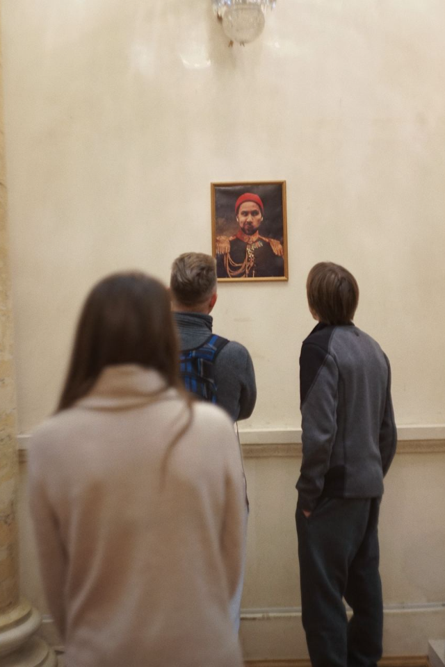 Эрмитаж обратился в прокуратуру из-за петербуржца, повесившего в музее свой портрет 