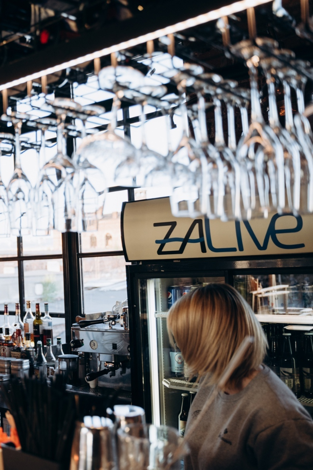 На крыше Roof Place открыли видовой бар Zalive. Там будут проводить концерты