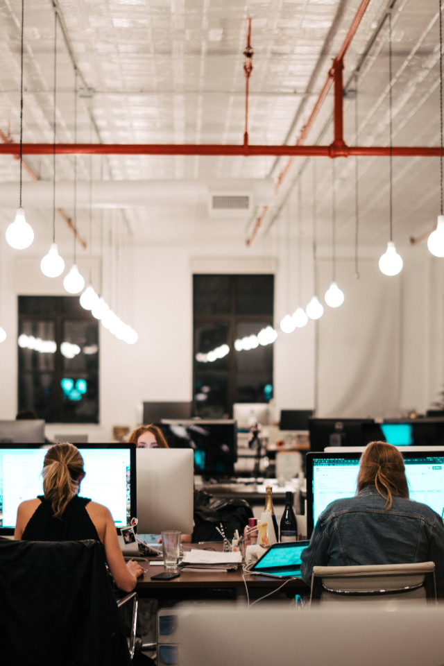 Около половины компаний перестали нанимать новых сотрудников