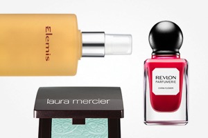 Что купить: Свечи Bath and Body Works, парфюмированный лак Revlon, скраб Lush