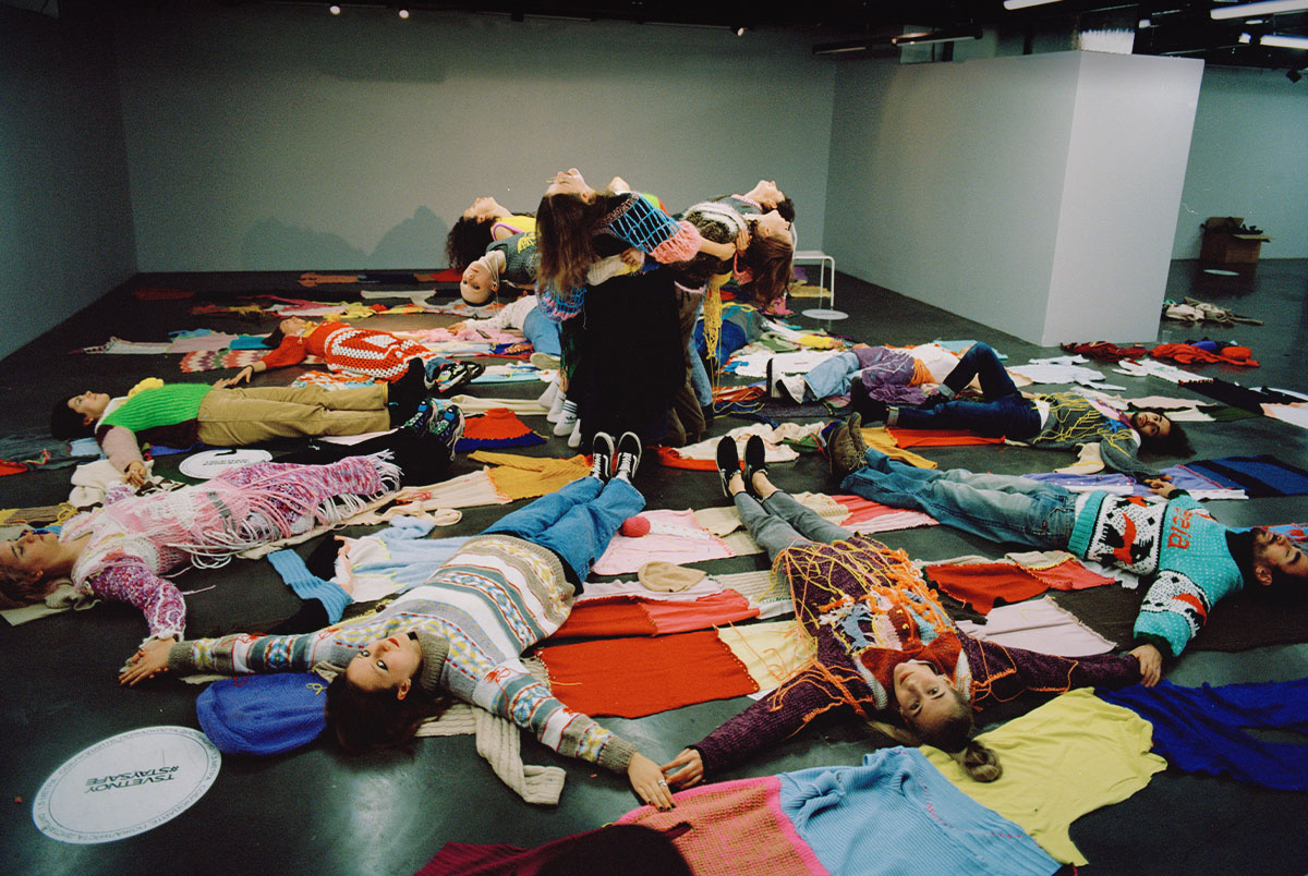 Выпустить нитки и сделать декоративные дырки