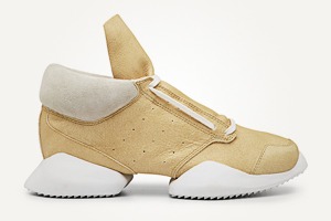 Кроссовки Rick Owens, платье Nina Donis, рубашка Uniqlo