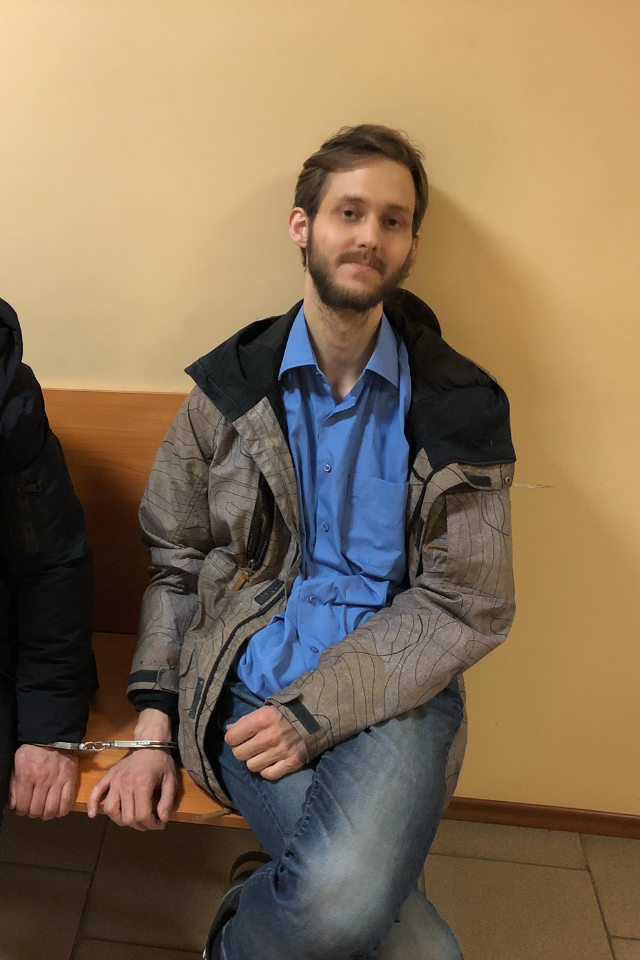 SMM-редактора штаба Навального Александра Шепелева привезли в суд. Ночью у него прошел обыск, где его избили силовики