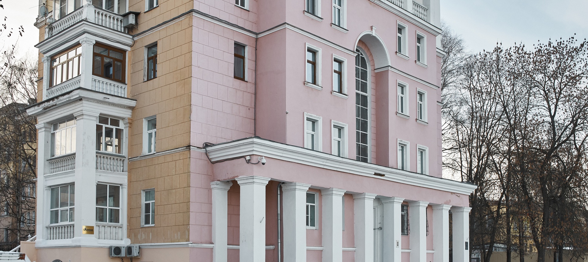Дом железнодорожников на Верхневолжской набережной