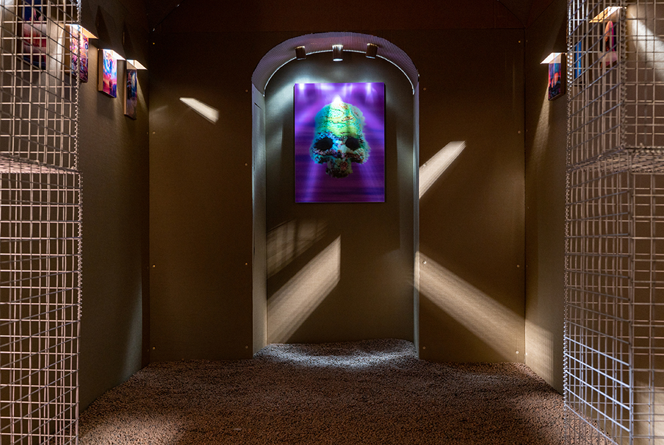 «Криптокатакомба»: Как устроена первая в Петербурге выставка NFT-искусства