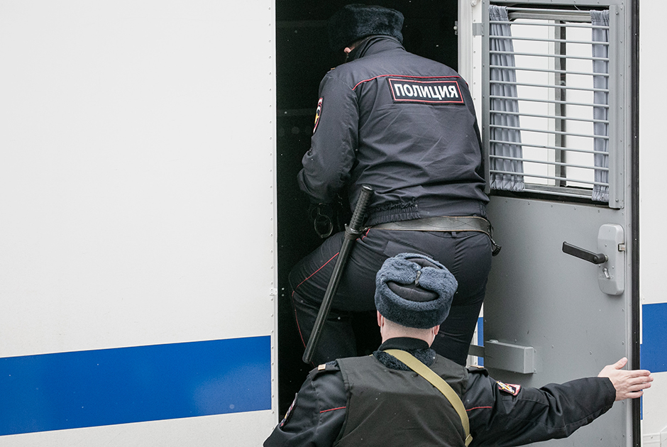 Ад в ОВД «Братеево»: Там жестоко избивали и унижали задержанных на митинге девушек