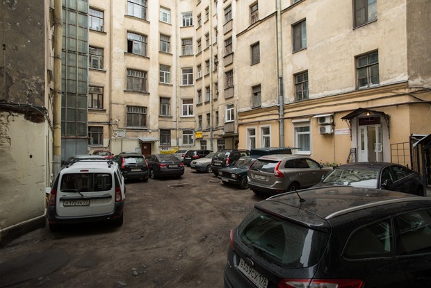 На зоне: Как изменилась жизнь в центре после запуска платной парковки