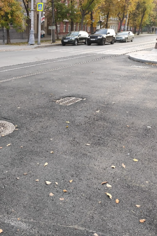 В центре Екатеринбурга закатали в асфальт гранитную брусчатку
