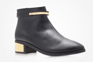 Что надеть: Туфли Kurt Geiger, платье Little White Lies, свитер Fred Perry