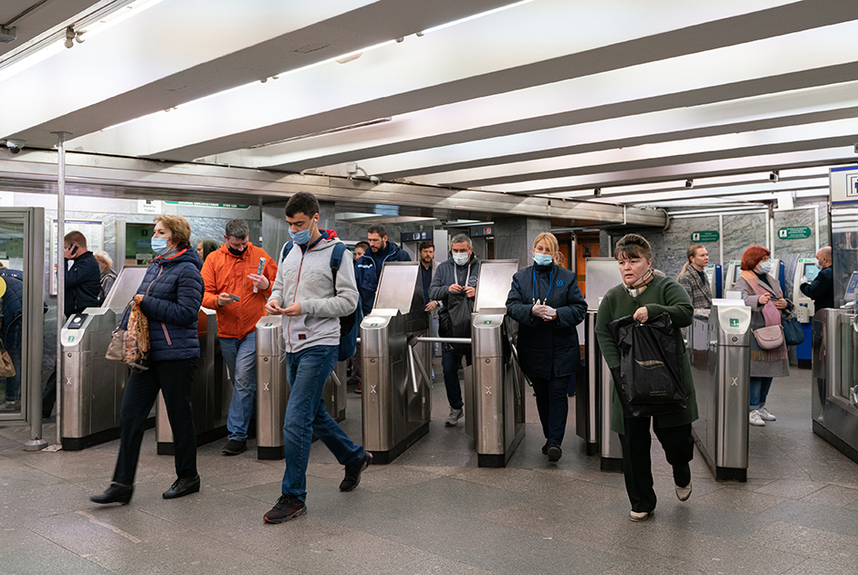 В Петербурге обещали не пускать в метро пассажиров без масок. Вот что вышло на самом деле