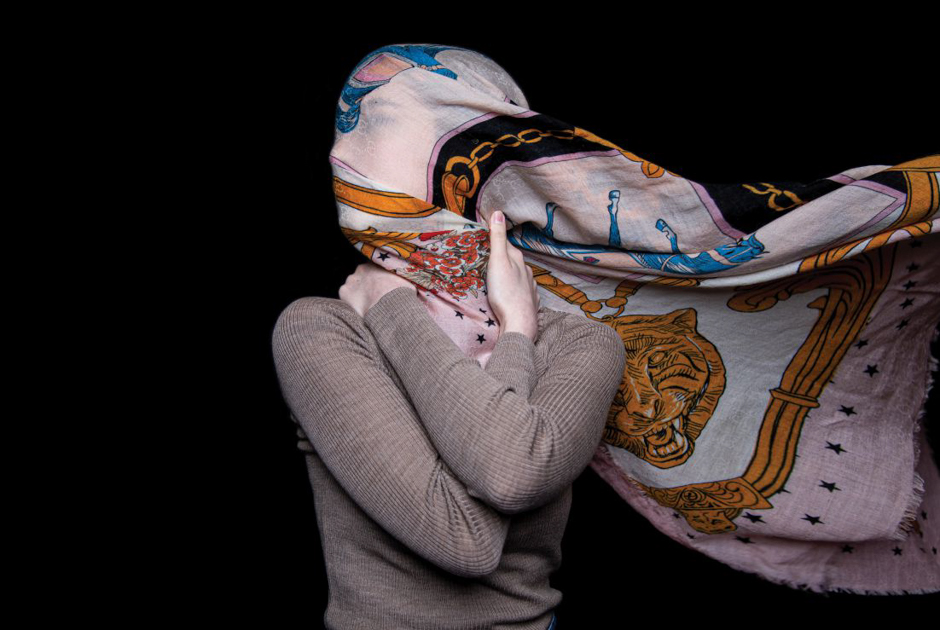 «Нефиолетовая выставка» о домашнем насилии: Поручни-косы и портреты избитых женщин