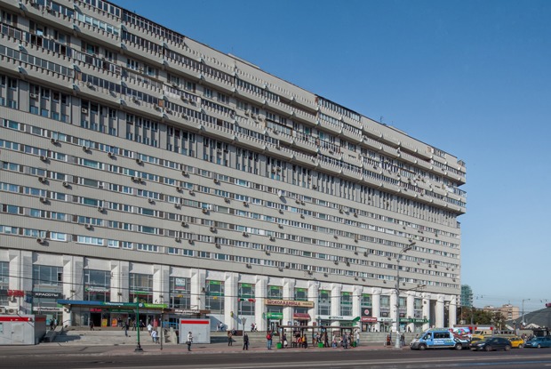 Как живётся в самых необычных домах Москвы и Петербурга
