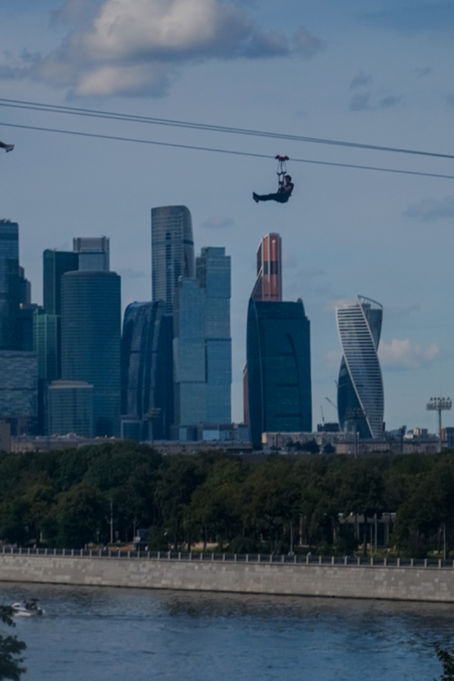 На Воробьевых горах открылся аттракцион зиплайн