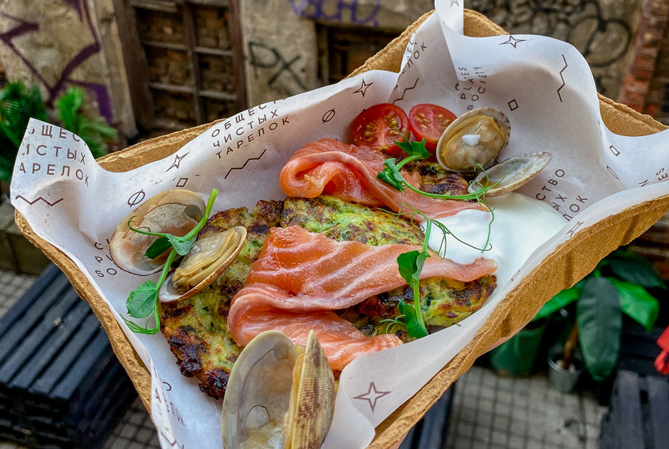 «Кафе танцующих огней», рюмочная «Ипполит», хот-доги Yankees и сезон уличных фуд-кортов