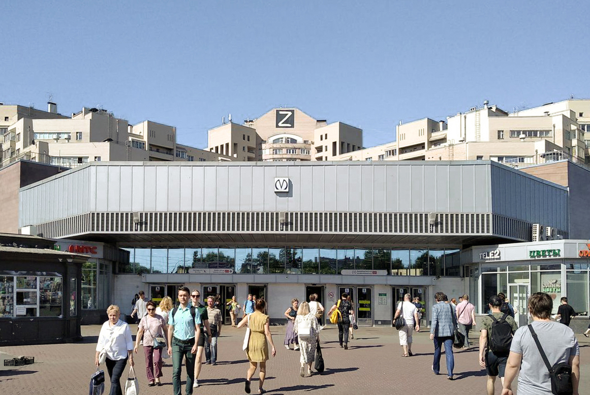 Z-баннер повесили на высотку в Петербурге. Горожане жаловались все лето — и победили. Вот как это вышло