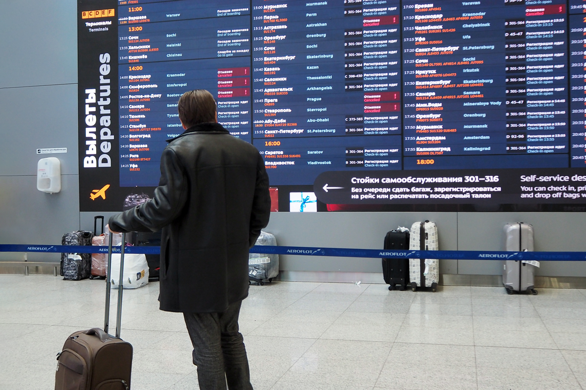 Из-за войны и закрытых аэропортов сотни тысяч людей не могут вернуться домой. Мы с ними поговорили