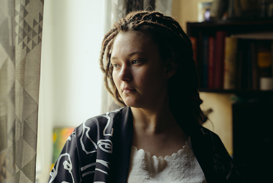 «Меня заставляли слышать»: История глухой психоактивистки, которая ведет блог о ментальном здоровье на жестовом языке