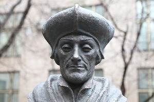 Фоторепортаж: Памятник Эразму Роттердамскому в Москве