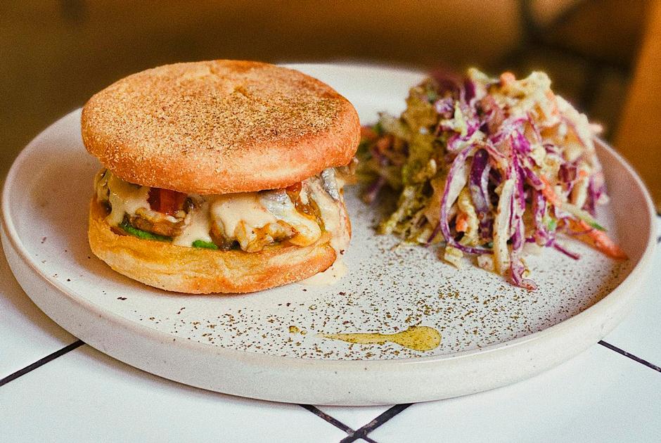 Новые десерты в «Печорине», греческие завтраки в Eva, израильское кафе Dizengof99 в «Красной стреле»
 