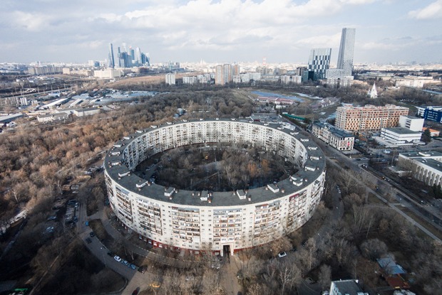 Как живется в самых необычных домах Москвы и Петербурга