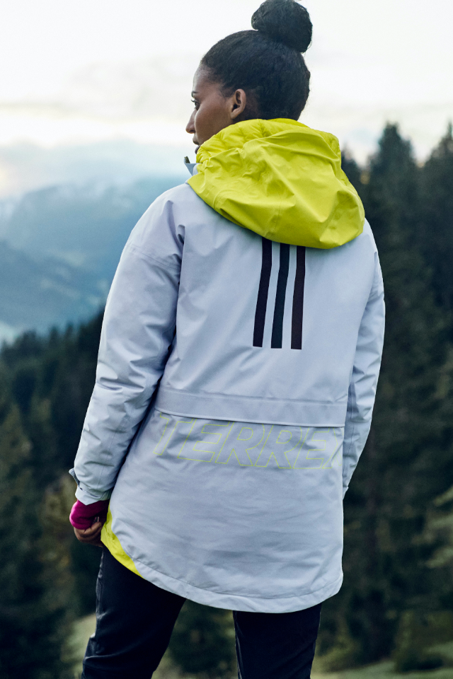 adidas выпустил коллекцию одежды и обуви для походов с нашивками «Силы территории»