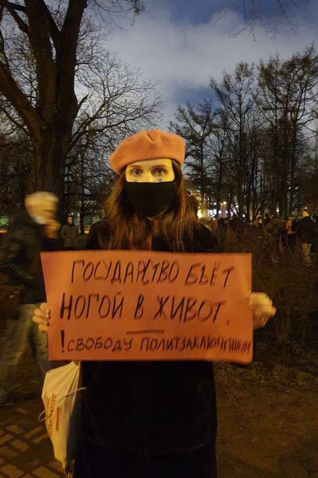 Задержанная на акции 21 апреля в Петербурге активистка Леля Нордик вышла на связь. Ее повезли в суд, адвоката не пустили