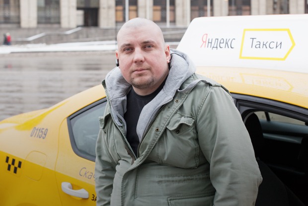 «Не качает»: The Village слушает главные альбомы года с таксистом
