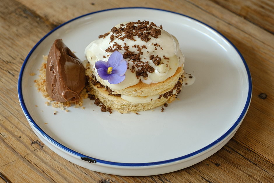 Рецепты шефов: четыре летних десерта с мороженым от нижегородских кондитеров и не только