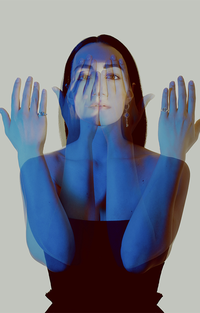 Хупы и джекеты в ювелирной коллекции Arha из синей эмали и стекла