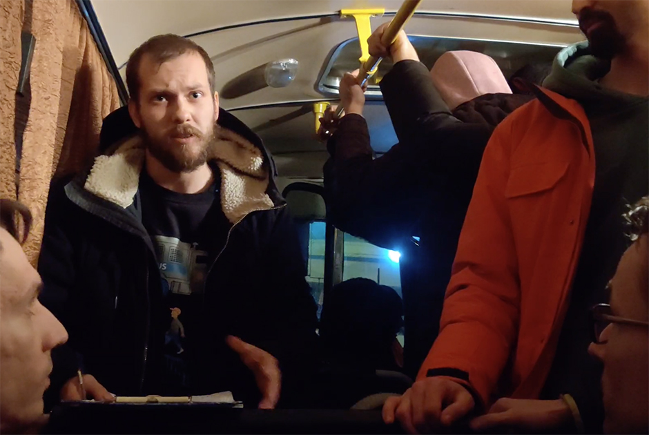 Задержанные на воскресном митинге больше 12 часов провели в автозаке в подмосковной деревне