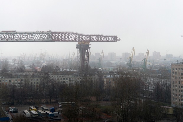 Накрыло: Как живут люди, у которых над головой возводят дорогу