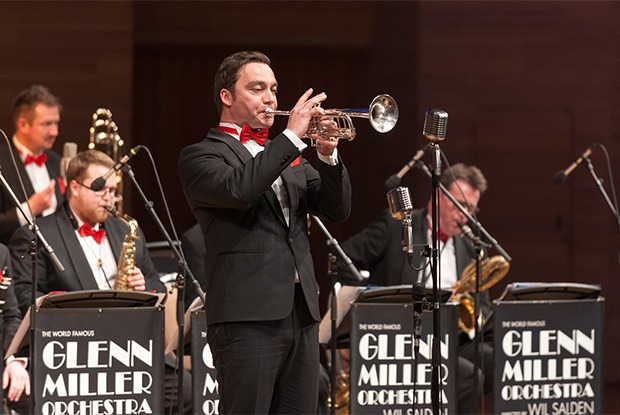 Лекция для мужчин, концерт оркестра Гленна Миллера, кино в горах