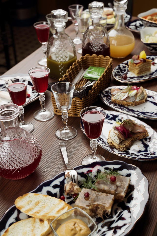 Рюмочная «Алеша и графин» зовет пить настойки. А на вырученные деньги разрисует стены в онкобольнице