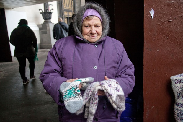 Кто продаёт шерстяные носки на улицах Москвы