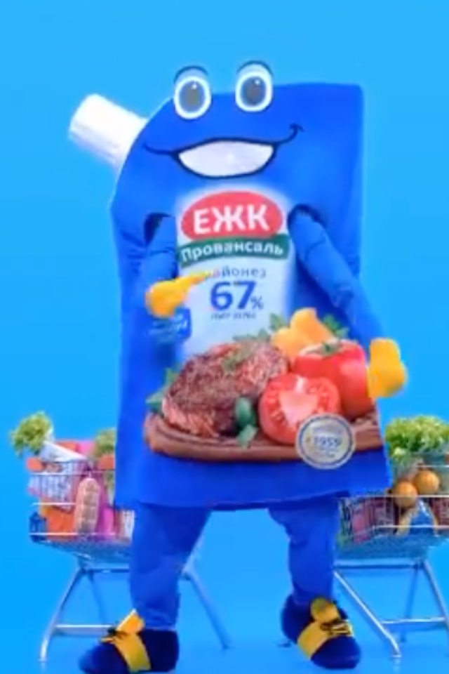 Маскот бренда ЕЖК танцует и читает рэп
