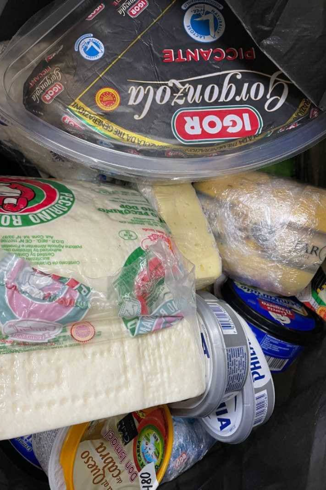 140 килограммов санкционного сыра на Преображенском рынке. Продукцию сожгли