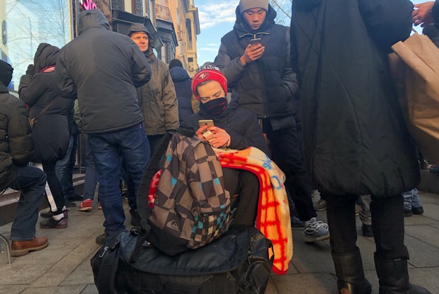 «В минус точно не уйдем»: Москвичи в очереди за iPhone X