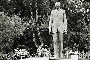 По местам: Памятник Николаю Пилюгину