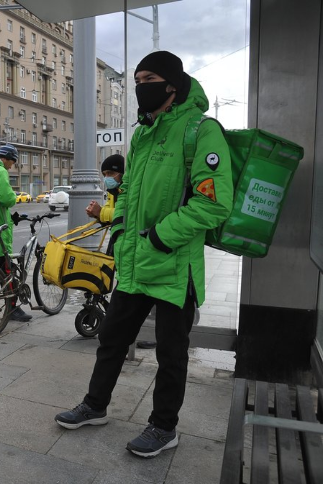 Delivery Club скроет номера клиентов от курьеров: один из них предложил женщине «провести время вместе»