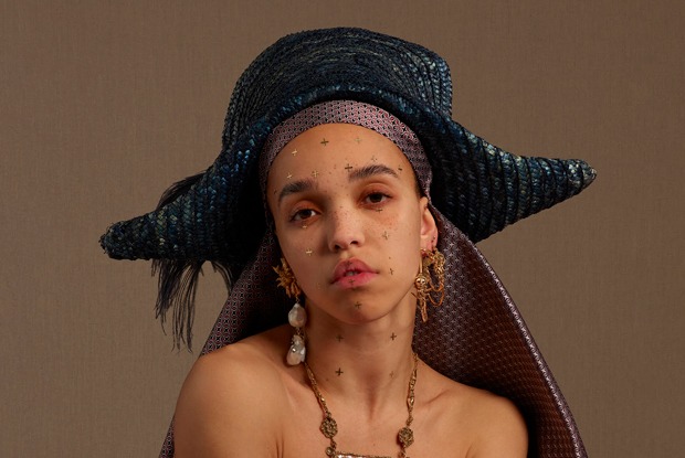 Мне не мил этот мир глупых игр: Как FKA twigs стала проще и откровеннее
